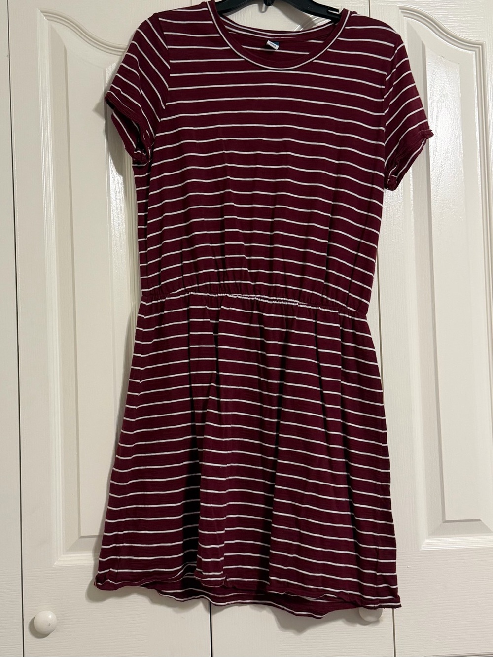 Old Navy Maroon and White Striped Short-Sleeve Casual Dress with Pockets Size L